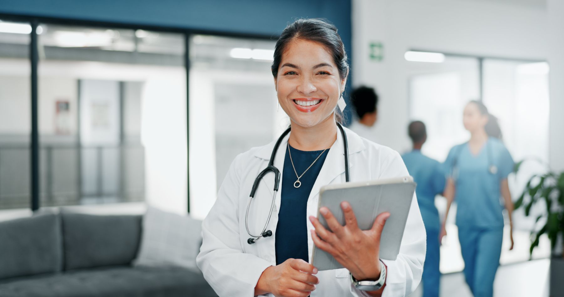 image d'un professionnel de santé pour faire appel à un expert ccam ngap pour contre analysé contrôle cpam avec demande d'indu pour infirmier, médecin et professionnel de santé