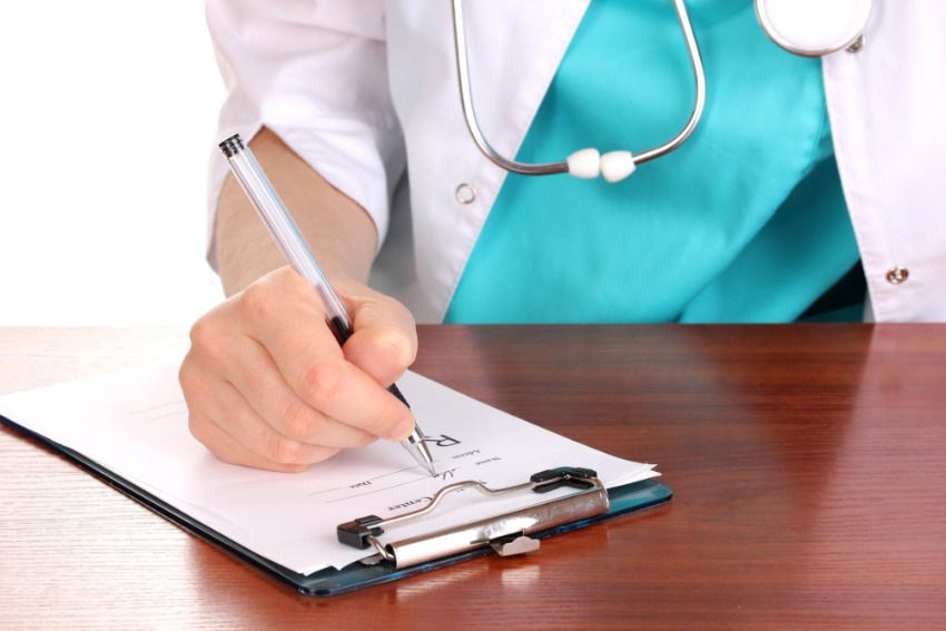 professionnel de santé avec prise de note