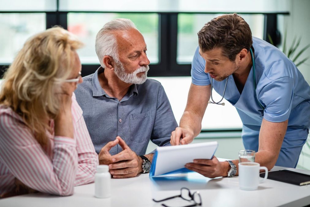 chirurgien expliquant aux patients
