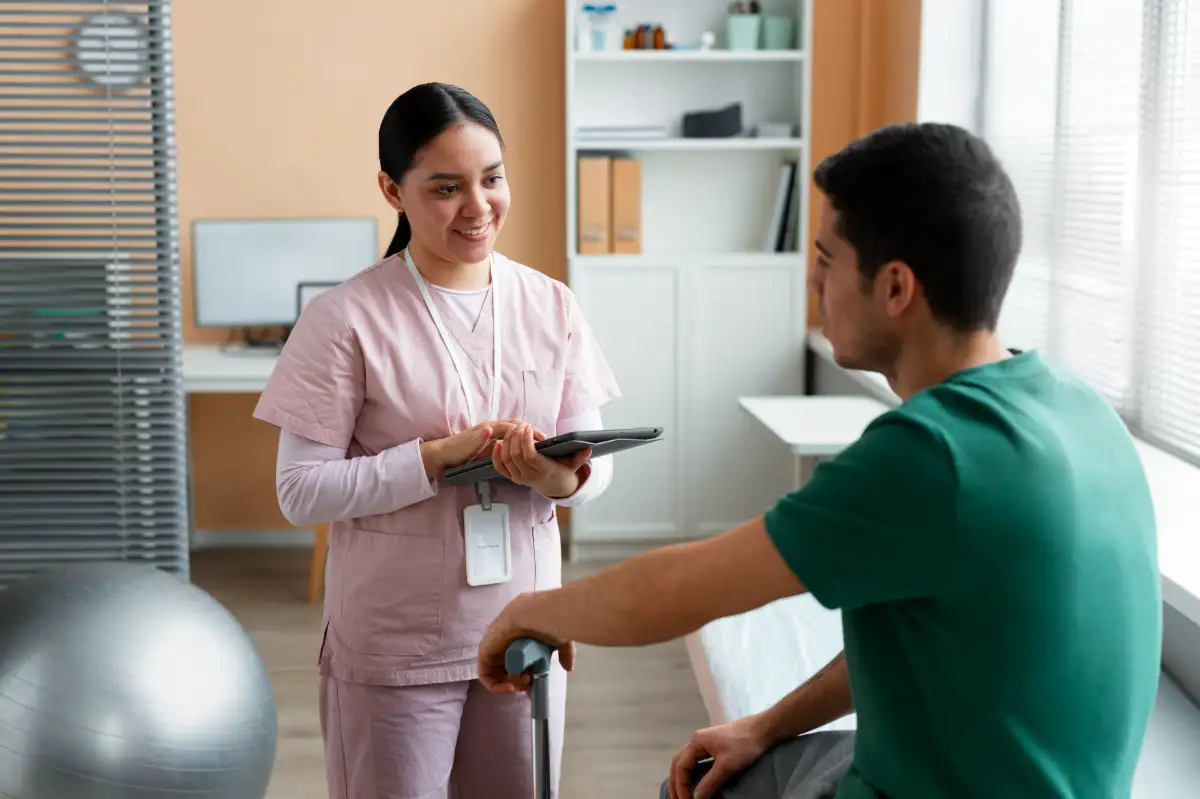 professionnel de santé à l'écoute de son patient