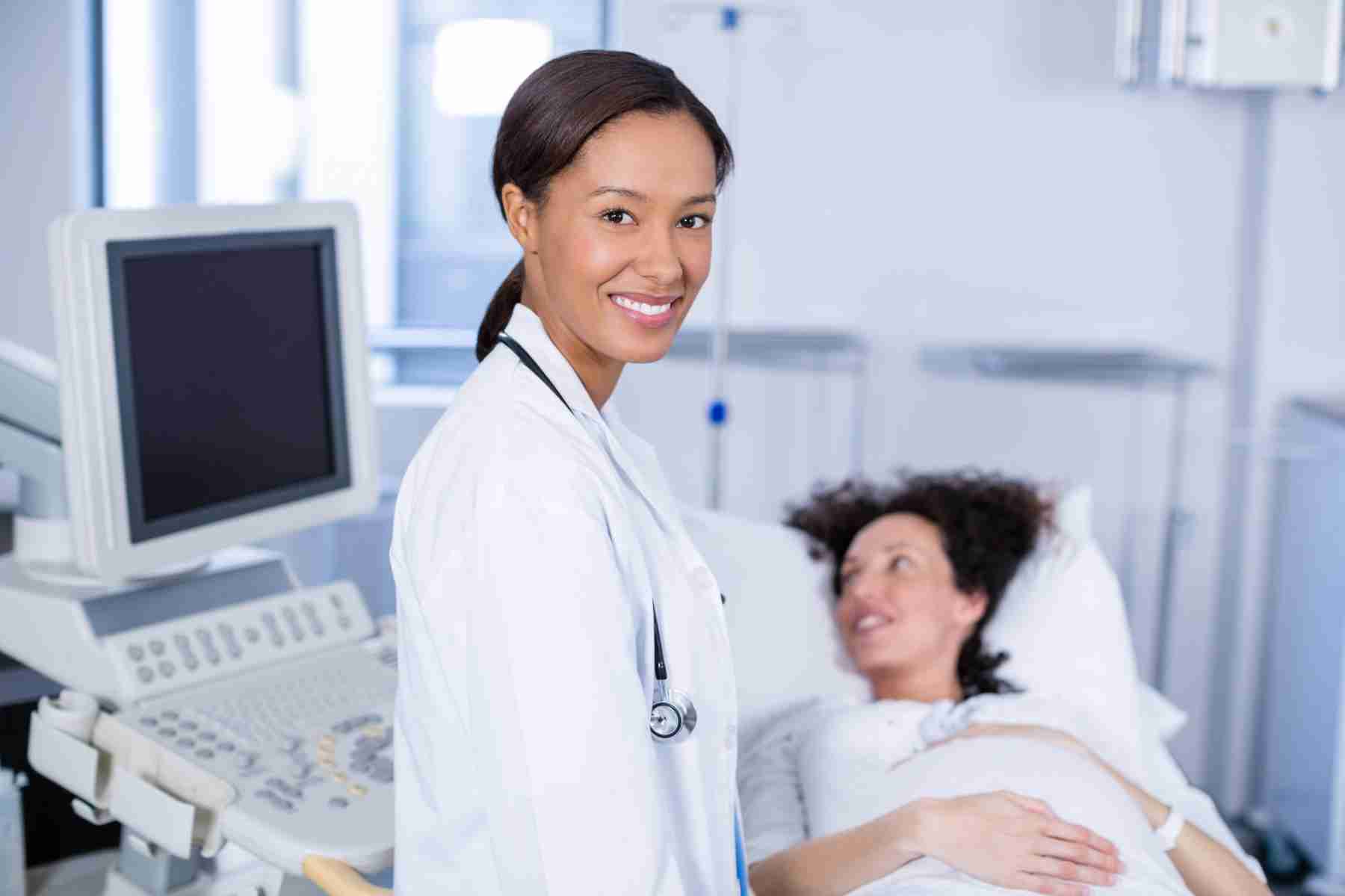 médecin devant patient