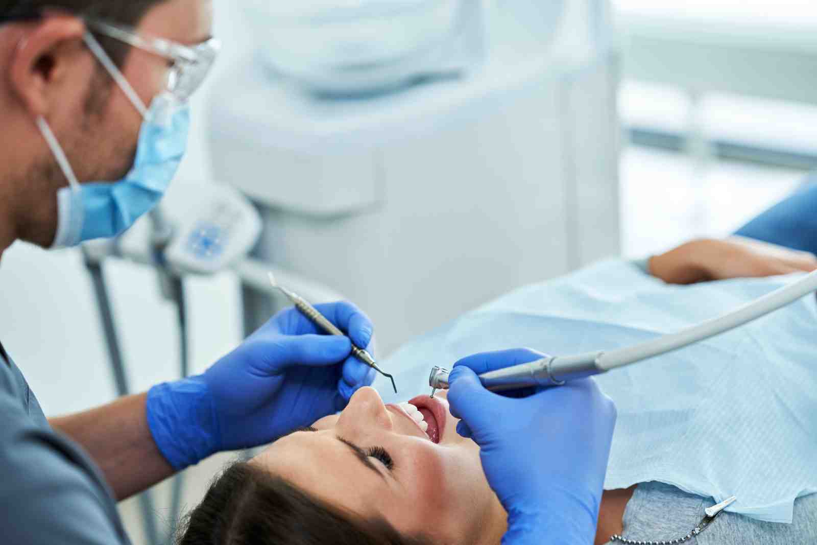 dentiste en position de travail